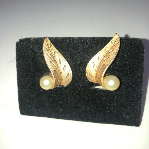 Vintage clip on Gold and Cream Nature Inspired Earrings- gently used - Picture 3 of 5